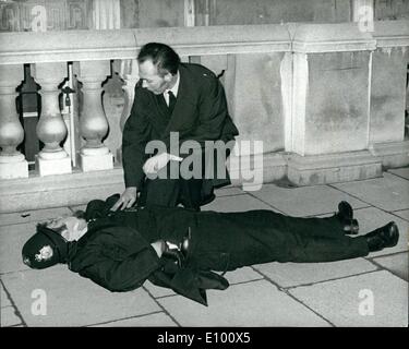 2. Februar 1972 - 122 in London Ulster Demonstration verhaftet: Hunderte von Polizei in Whitehall, die letzte Nacht mit fast 5,00 Demonstranten beim Protest auseinandergesetzt marschieren über die 13 Londonderry Todesfälle am vergangenen Wochenende entwickelte sich zu einem Aufstand. Viele Versuche wurden unternommen, durch Polizei Reihen 10 Downing Street mit 13 symbolisch Särge Absturz aber sie flogen zurück. Verhaftungen insgesamt 122 und 55 Polizist und 36 weitere Menschen wurden verletzt. Das Foto zeigt ein Polizist verletzt in der Auseinandersetzung mit Demonstration Whitehall, betreut von einem Kollegium. Stockfoto