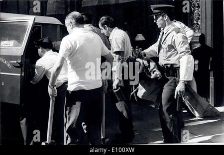 4. Februar 1972 - die Bank-Angriff des Jahrhunderts... in Argentinien: Buenos Aires, 1. Februar: fast 500 Millionen Pesos wurden gestern an der Benoe De Desarrollo der argentinischen Hauptstadt beraubt. Noch alles ist Geheimnis, aber es ist bekannt, dass einige Mitarbeiter der Bank in den Raub kompliziert sind, wie die Delincuents geben könnte zum Speichern Abteilung und sie konnte fast 8 Stunden arbeiten... und danach verließen sie zusammen mit den genannten Mitarbeiter. Stockfoto