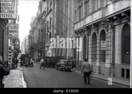 4. Februar 1972 - die Bank-Angriff des Jahrhunderts... in Argentinien: Buenos Aires, 1. Februar: fast 500 Millionen Pesos wurden gestern an der Benoe De Desarrollo der argentinischen Hauptstadt beraubt. Noch alles ist Geheimnis, aber es ist bekannt, dass einige Mitarbeiter der Bank in den Raub kompliziert sind, wie die Delincuents geben könnte zum Speichern Abteilung und sie konnte fast 8 Stunden arbeiten... und danach verließen sie zusammen mit den genannten Mitarbeiter. Stockfoto