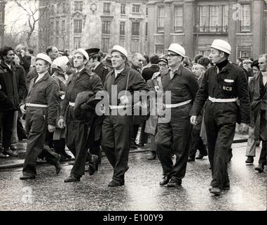 6. Februar 1972 - Tausende von Bergarbeitern marschierten vom Hyde Park zum Trafalgar Square fanden sie eine Großkundgebung statt und sie wurden von mir Führer und Mitglieder der Arbeiterpartei. Der Streik ist das National Coal Board Weigerung, seine letzte 7,9 Prozent Pay-Angebot zu verbessern. Bergleute Staats-und Regierungschefs haben darauf bestanden, dass nur mehr Geld Kohle Frieden bringen könnte. Foto zeigt: Bergleute in ihrer Arbeit Getriebe aus Betteshanger, Kent, während des Marsches vom Hyde Park zum Trafalgar Square heute Nachmittag gesehen. Stockfoto