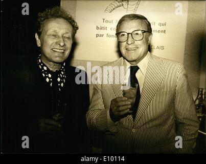 9. Februar 1972 - ist Gene Kelly in Paris für eine Gala am Rond-Point Renaud-Barrault Theater, zugunsten des American Center für Studenten und Künstler zu seinen Ehren gegeben. Fürstin Gracia Patricia von Monaco wird am Abend vorzustehen und mehrere Künstler führt. Gene Kelly (70) ist hier abgebildet mit Jean-Louis Barrault toasten. Stockfoto