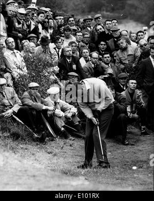 Golfer Arnold Palmer trifft Annäherungsschlag Stockfoto