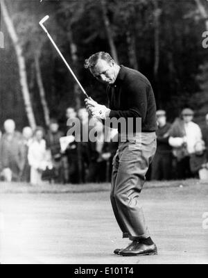 Golfer Arnold Palmer vermisst Putt auf vierten grün Stockfoto