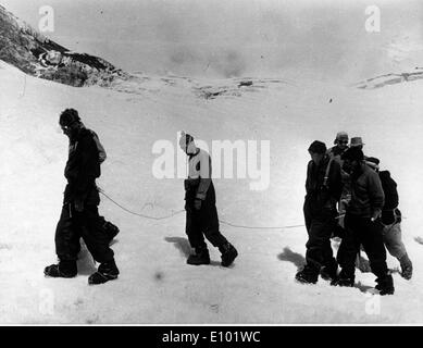 MOUNT EVEREST Entdecker Klettern höchsten Berg der Erde, zusammen mit Seil gebunden Stockfoto