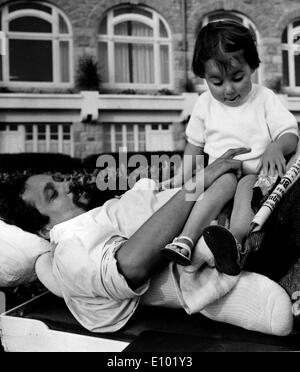 ALAIN BOMBARD war ein französischer Biologe, Arzt und Politiker berühmt für Segeln über den Atlantik in einem kleinen Boot. Stockfoto