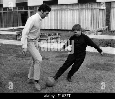 Sänger Tom Jones spielt mit Sohn Mark Stockfoto