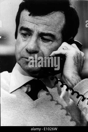 Schauspieler Walter Matthau auf dem Handy in einer Filmszene Stockfoto