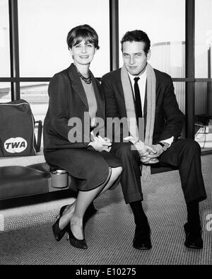 Schauspieler Joanne Woodward und Paul Newman am Flughafen Stockfoto