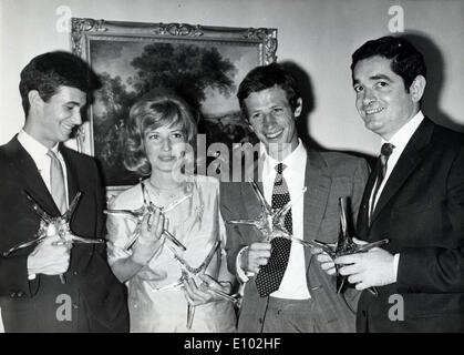 Anthony Perkins, Jean-Paul Belmondo gewinnen awards Stockfoto