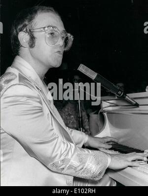 Sänger Elton John führt im Konzert Stockfoto