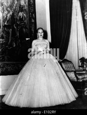 Eva Perón verlässt das Theater in einem Ballkleid Stockfoto