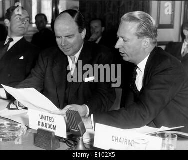 Politiker Iain Macleod und Edward Heath in Konferenz Stockfoto