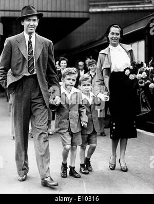 Schauspieler James Stewart kommt bei Waterloo mit Familie Stockfoto