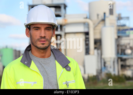 Mann in einer Warnweste vor Ort Stockfoto