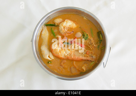 würzige Tom Yum Goong Suppe mit Riesengarnelen, Bangkok, Thailand Stockfoto