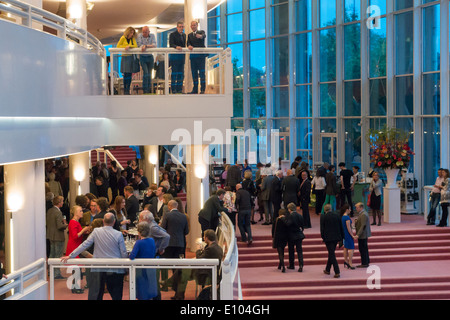 Amsterdam Stopera Innenraum Dutch National Oper Gebäude Foyer Halle mit Menschen Besucher am Eröffnungsabend während der Pause Stockfoto