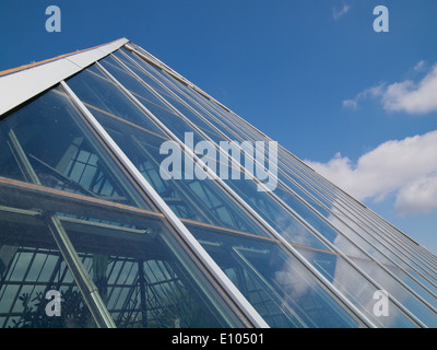 Die markante Glaspyramiden des Muttart Conservatory, ein botanischer Garten und bekannte Wahrzeichen von Edmonton, Alberta, Kanada. Stockfoto