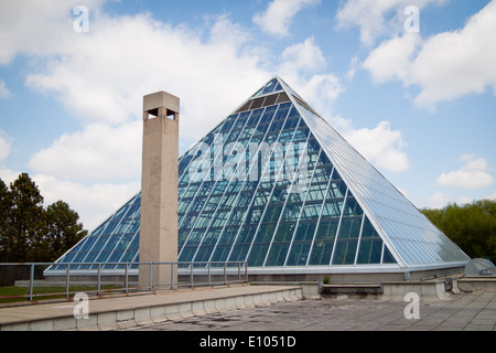 Die markante Glaspyramiden des Muttart Conservatory, ein botanischer Garten und bekannte Wahrzeichen von Edmonton, Alberta, Kanada. Stockfoto