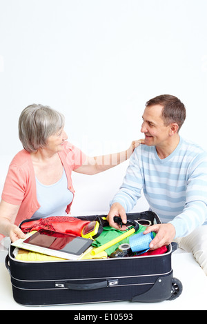 Porträt von senior Brautpaar Verpackung Koffer Stockfoto