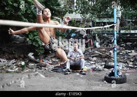 Man spielt Takraw in Bangkok, Thailand Stockfoto