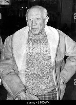 Künstler Pablo Picasso auf einem Spaziergang Stockfoto