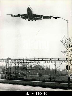 22. Januar 1970 - Jumbo Jet kommt im Erstflug: Blick zeigt des Pan American Boeing 747 Jumbo Jets - Staines Straße überqueren, wie es ins Land am Flughafen Heathrow heute - kommt die weltweit erste Jumbo Jet Service von New York nach London einweihen. Den Winkel der Kamera macht es aussehen, als ob die Flügelspitze den Lampe Standard anliegt. Stockfoto