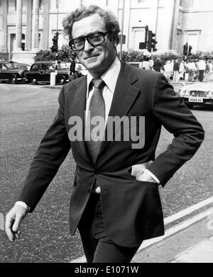 Schauspieler Michael Caine besucht Peter Sellers Denkmal Stockfoto