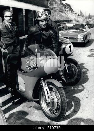 2. Februar 1970 - versucht der bekannte Weltmeister des Motor-Radfahren Giacomo Agostini, 27, in Rom Autodrom von Vallelunga der neue Prototyp der 500 cc MV Augusta, die Firma, die im Laufe des Jahres Agostini antreibt. Das Foto zeigt Weltmeister Giacomo Agostini versucht den neuen Motor. Stockfoto