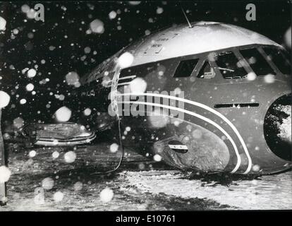 2. Februar 1970 - Flugzeugabsturz in München: am Abend des 9. Gebruary, einen Kometen - Jet Airliner von Arabien United Airlines stürzte in Feldern in der Nähe des Münchner Flughafens Riem. Alle Passagiere und die Besatzung - 23 Personen - überlebt die Katastrophe. Nur drei Passagiere wurden verletzt. Der Comet-Jet starteten von München nach Athen - Kairo, aber einige Zeit später der Komet stürzte. Das Cockpit des abgestürzten Flugzeugs. Stockfoto