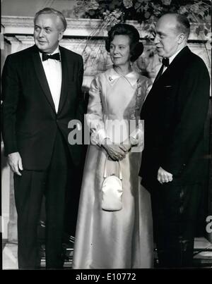 2. Februar 1970 - Jugoslawien Premierminister in der Downing Street. Herr Mitja Ribicic, Jugoslawien Premierminister, rechts, posiert mit britischen Premierminister Harold Wilson, begleitet von Frau Wilson, bei einem Abendessen von der Regierung ihrer Majestät Nr. 10 Downing Street, gestern Abend gegeben. Das Abendessen folgte ein Empfang. Herr Ribicic ist bei einem dreitägigen Besuch in London. Stockfoto