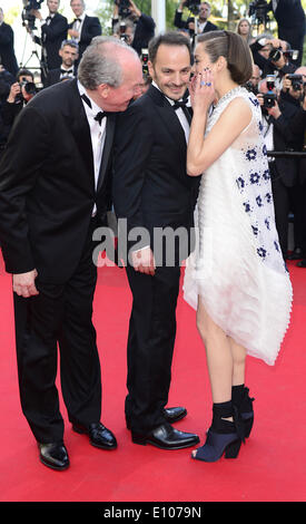 Cannes, Frankreich. 20. Mai 2014. Französische Schauspielerin flüstert Marion Cotillard (R) mit belgischen Schauspieler Fabrizio Rongione (C) wie belgische Regisseur Luc Dardenne steht für das Screening von "Deux Jours, Une Nuit" ("zwei Tage, eine Nacht") bei den 67. Filmfestspielen in Cannes, Frankreich, 20. Mai 2014 eintreffen. Der Film ist im offiziellen Wettbewerb des Festivals präsentiert die läuft von Mai 14 bis 25. Bildnachweis: Ye Pingfan/Xinhua/Alamy Live-Nachrichten Stockfoto