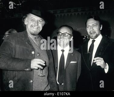 2. Februar 1970 - Presse Empfang für den neuen Film '' Waterloo'': gab es ein Presseempfang für den neuen Film "Waterloo", im Dorchester Hotel, London, letzte Nacht. Foto zeigt (l, R) Rod Steiger, spielt Napoleon; Dino De Laurentiis, Produzent des Films; und Christopher Plummer, der Herzog von Wellington im Bild gestern Abend Empfang spielt. Stockfoto