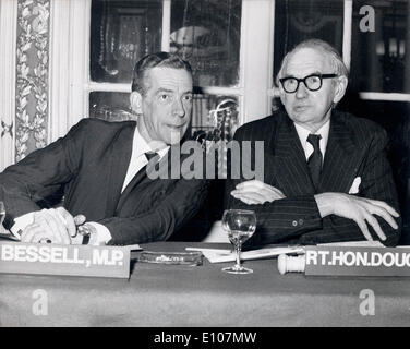 4. Februar 1970 - London, England, Vereinigtes Königreich - DOUGLAS JAY (R) im Gespräch mit PETER BESSELL während einer Pressekonferenz im Waldorf Hotel. Stockfoto