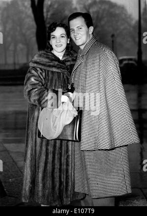 Sänger Pat Boone und Frau stehen im Regen Stockfoto