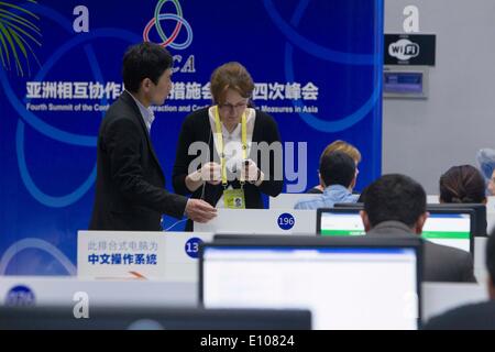 (140521)--SHANGHAI, 21. Mai 2014 (Xinhua)--Journalisten arbeiten im Media Center des vierten Gipfeltreffens der Konferenz für Zusammenarbeit und vertrauensbildende Maßnahmen in Asien (CICA) in Ost-China Shanghai, 21. Mai 2014. Die vierte CICA-Gipfel begann in Shanghai am Mittwochmorgen. (Xinhua/Liu Xun) (Lfj) Stockfoto