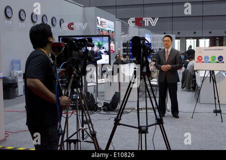 (140521)--SHANGHAI, 21. Mai 2014 (Xinhua)--Journalisten arbeiten im Media Center des vierten Gipfeltreffens der Konferenz für Zusammenarbeit und vertrauensbildende Maßnahmen in Asien (CICA) in Ost-China Shanghai, 21. Mai 2014. Die vierte CICA-Gipfel begann in Shanghai am Mittwochmorgen. (Xinhua/Liu Xun) (Lfj) Stockfoto