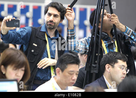 (140521)--SHANGHAI, 21. Mai 2014 (Xinhua)--Journalisten arbeiten im Media Center des vierten Gipfeltreffens der Konferenz für Zusammenarbeit und vertrauensbildende Maßnahmen in Asien (CICA) in Ost-China Shanghai, 21. Mai 2014. Die vierte CICA-Gipfel begann in Shanghai am Mittwochmorgen. (Xinhua/Chen Fei) (Lfj) Stockfoto