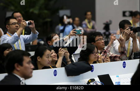 (140521)--SHANGHAI, 21. Mai 2014 (Xinhua)--Journalisten arbeiten im Media Center des vierten Gipfeltreffens der Konferenz für Zusammenarbeit und vertrauensbildende Maßnahmen in Asien (CICA) in Ost-China Shanghai, 21. Mai 2014. Die vierte CICA-Gipfel begann in Shanghai am Mittwochmorgen. (Xinhua/Pei Xin) (Lfj) Stockfoto