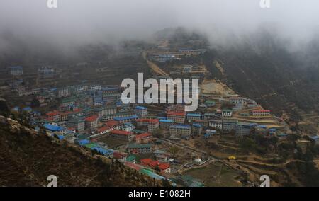 (140521)--SOLUKHUMBU, 21. Mai 2014 (Xinhua)--Foto am 20. Mai 2014 zeigt die Ansicht von Namche Bazar in Solukhumbu, Nepal. Namche Bazar ist die wichtigste trading Center und touristische Drehscheibe für die Khumbu-Region und Tor zum Mount Qomolangma. (Xinhua/Sunil Sharma) Stockfoto