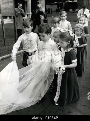 11. Februar 1970 - Prinzessin Margaret Kinder sind Schaufütterungen bei Hochzeit - Miss Marilyn Wills, 21, Cousin zweiten Grades und Patenkind von Prinzessin Margaret, an wen sie eine Bridesmain im Jahr 1960 war heiratete gestern Mr Trwlawny Gayer, 23 St. Margarets Westminster Foto zeigt:-führen der Attemdants waren die Prinzessin Kinder. Viscount Linley, 6, und Lady Sarah Armstrong-Jones, 5. Die anderen waren David und Caroline Bertie, Andrew und Joanna Clyde und Richards und Tessa Wills. Stockfoto