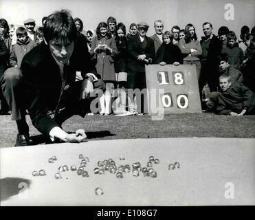 3. März 1970 - Murmeln die World Championships in Winsley grün. Das Foto zeigt Schüler, die ein berufliches Interesse an der Verhandlung während ein spannender Moment für Alan Smith in der WM-Murmeln in Tinsley Green, Sussex. Mr. Smith-Werksteam, das Toucan Terribles gewann das Event für das 14. Jahr in Folge. Stockfoto