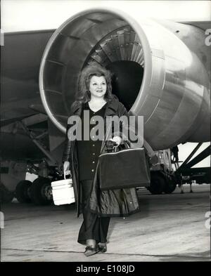 3. März 1970 - Shirley Stoler ankommt - Jumbo Jet: Shirley Stoler, Star des Films "The Honeymoon Killers'' - kamen am Flughafen London von Boeing 747. - sie machen einen persönlichen Auftritt heute Abend im Teatro Jacey Film, Charing Cross Road, wo der Film zeigt. Das Foto zeigt Shirley Stoler gesehen von einem massiven Motor der Boeing 747 nach der Ankunft am Flughafen London heute. Stockfoto