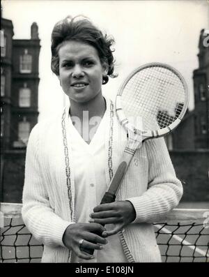 März 03, 1970 - Australian Aboriginal Mädchen Tennis Player kommt in Großbritannien für 6-monatige Tour: evonne Goolagong, die 18-jährige Australian Aboriginal Mädchen tennis player, Trinkgeld für Tennis tardpm, in Großbritannien heute angekommen. Sie für eine 6-monatige Tour, die Sie von Australien zum ersten Mal nimmt angekommen ist. Er Ehrgeiz ist in Wimbledon spielen und auch die berühmten Londoner Carnaby Street besuchen. Sie wird in ihrem ersten Turnier im Süden spielen-pert am März 27.-30. Bild zeigt: Evonne goolagong dargestellt an der Queen's Club.  sington. Sie ist die älteste von acht Kindern. Stockfoto