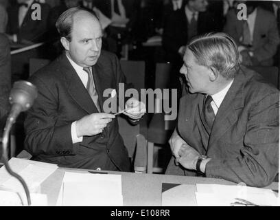 Iain Macleod plaudert mit Hilton Poynton Konferenz Stockfoto