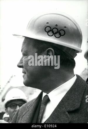 3. März 1970 - Willy Brandt...: Die Bundeskanzlerin der Bundesrepublik Deutschland in der Olympiastadt von 1972, München angekommen. Zusammen mit dem Bundesminister für auswärtige Angelegenheiten, Walter Scheel, beteiligte er sich an der konstituierenden Konferenz des advisory Board des nationalen Olympischen Commiittee. Bei diesem Treffen wurde er zum ersten Vorsitzenden gewählt. Der Bundeskanzler darauf hingewiesen, dass die Olympischen Spiele 19792 in München nicht, natürlich, eine bayerische Angelegenheit, sondern ein sportliches Ereignis der ganzen deutschen Nation sein wird. Bild zeigt: Willy Brandt mit dem Schutz der Helmit zeigt die Olympischen amblems Stockfoto