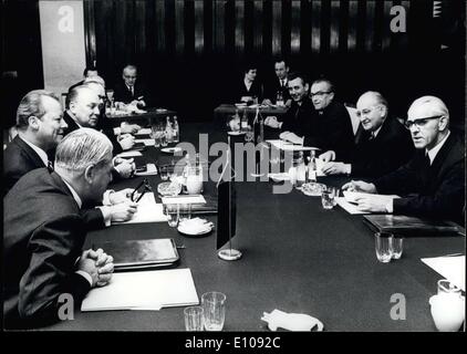 3. März 1970 - Treffen von Willy Brandt, Bundeskanzler der Bundesrepublik Deutschland und Willi Stoph, der Ministerpräsident der Deutschen Demokratischen Republik in Erfurt am 19. März 1970: Konferenz in Erfurt. Von links nach rechts sitzen (rechten Spalte): Ministerpräsidenten Willi Stoph Minister für auswärtige Angelegenheiten der DDR, Otto Winzer, Gunther Kohrt, Staatssekretär im Ministerium für auswärtige Angelegenheiten der DDR, Dr Stockfoto