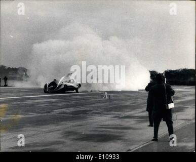 3. März 1970 - Art Arfons Geschwindigkeiten bei 300 mph: fahren seine Green Monster am Flughafen Hurn, Bournemouth, gestern, amerikanische Fahrer Art Arfons, dreimal Inhaber der Welt Geschwindigkeitsrekord, gestern erreichte eine Geschwindigkeit von fast 300 mph Arfons sagt seine Green Monster werden 700 mph tun Er hofft, den Datensatz aus einer anderen amerikanischen Craig Breedlove, in den Vereinigten Staaten in diesem Jahr statt. Der Rekord steht bei 613 mph gestrigen Geschwindigkeit war die schnellste jemals von einem Auto in Großbritannien erreicht. Foto zeigt Art Arfons in sein grünes Monster mit Geschwindigkeit am Hurn Flughafen Bournemouth gestern. Stockfoto