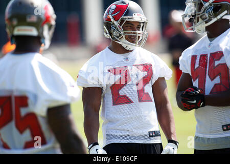 Tampa, Florida, USA. 20. Mai 2014. EVE EDELHEIT | Times.Tampa Bay Buccaneer Doug Martin (22) klappt bei organisierten Team-Aktivitäten auf Dienstag, 20. Mai 2014 bei einem Buc in Tampa. © Eva Edelheit/Tampa Bucht Times/ZUMAPRESS.com/Alamy Live-Nachrichten Stockfoto