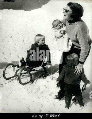 16. März 1970 - niederländischen Royals im Urlaub im Schnee; Kronprinzessin Beatrix der Niederlande, Prinz Claus und ihre Kinder, Prinz Willem-Alexander, Prinz Johan Friso und Prinz Constantin, sind im Urlaub in Lech, Österreich. Foto zeigt Kronprinzessin Beatrix, Prinz Constantin in den Arm, mit Prinz Willem-Alexander (auf dem Schlitten) und Prinz Johan Friso, gesehen im Schnee in Lech, Österreich halten. Stockfoto