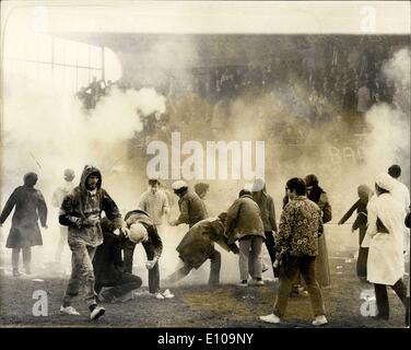 23. März 1970 - Rugby in Richmond. Krankenhaus-Cup-Finale - St. Bartholomäus vs. Kerls: das Finale der Rugby-Krankenhaus Pokalwettbewerb fand heute in Richmond Athletic Boden, zwischen St. Bartholomäus und Kerls Foto zeigt die Szene während der Schlacht zwischen den Anhängern beider Teams vor dem Start des Spiels bei Richmond heute. Stockfoto